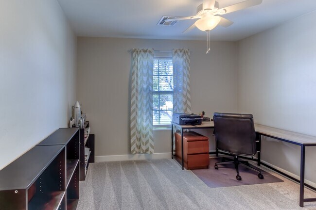 Building Photo - Welcome to this charming 3 bedroom, 2 bath...