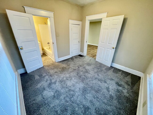 Building Photo - 919 S Douglas Ave