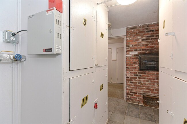 Building Photo - 4 Colonial Village Dr