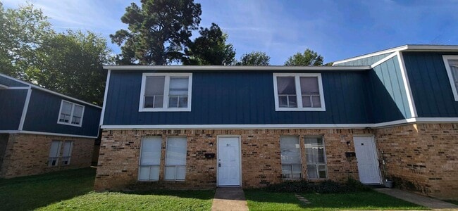 Tour Today! 2/1.5 Townhome in Longview - Tour Today!  2/1.5 Townhome in Longview