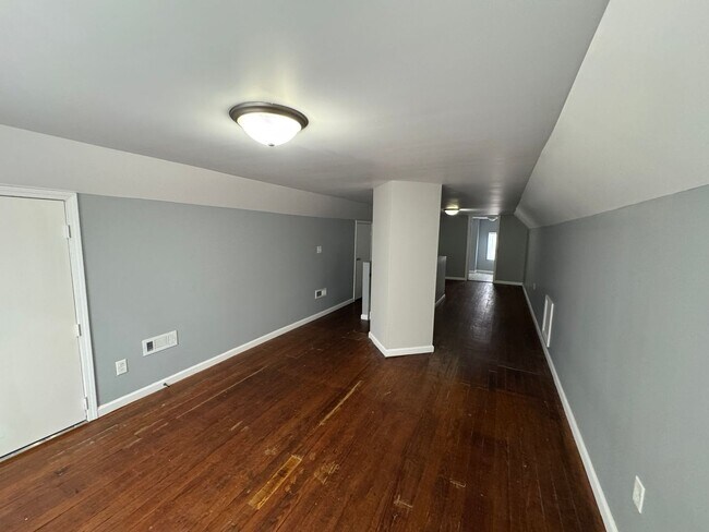 Building Photo - 1129-1131 S Sheffield Avenue