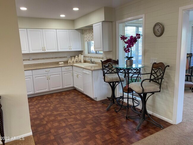 Building Photo - 10138 W Pinehurst Dr