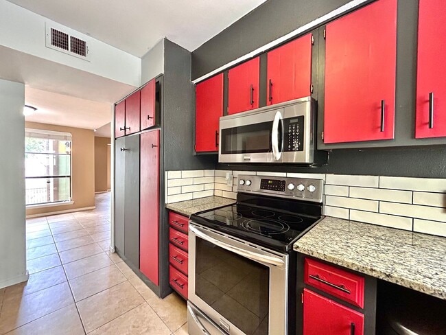 Building Photo - Beautiful 3BR/2BA Two-Level Home with Tall...