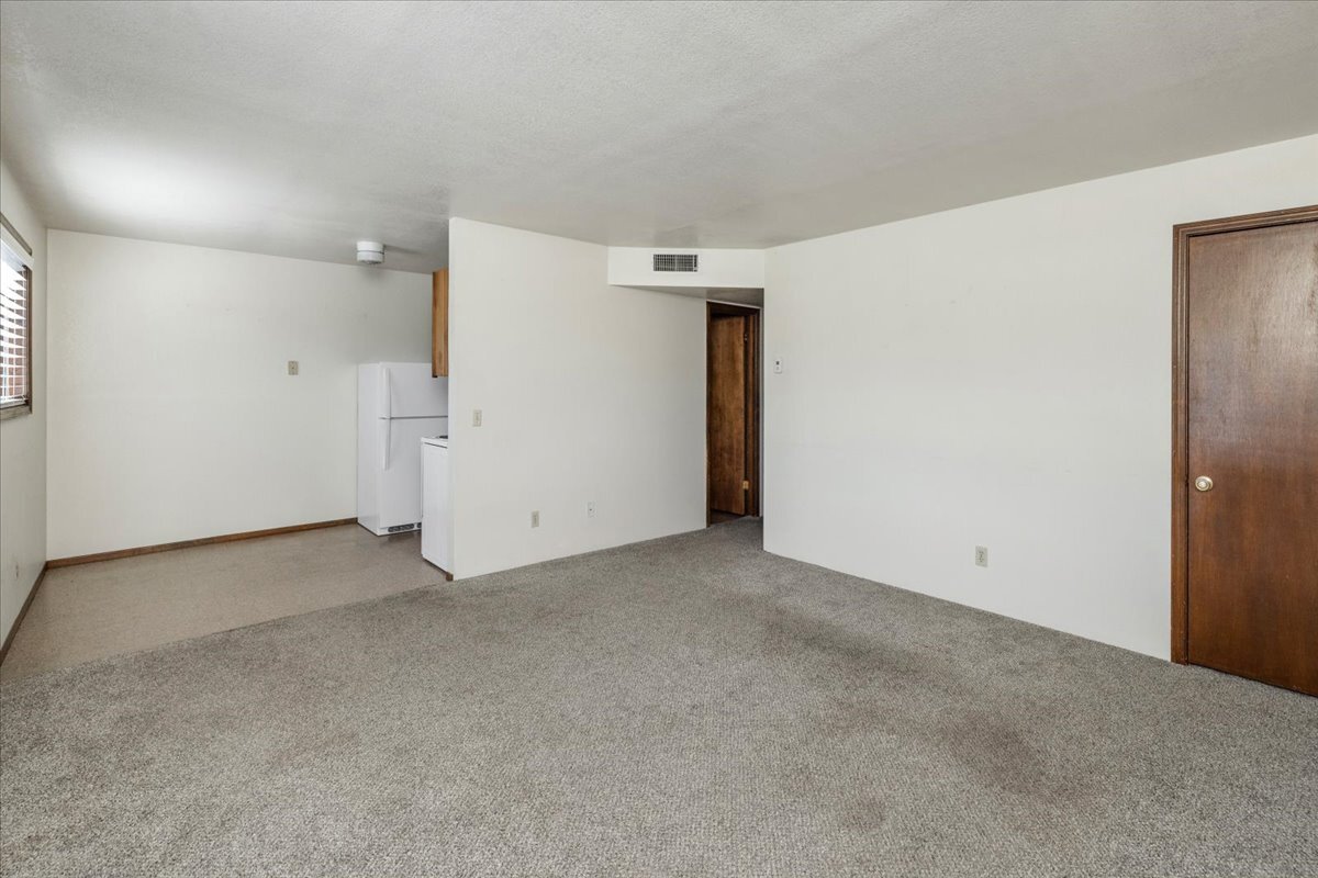 Building Photo - 2606 S Mountain View Dr