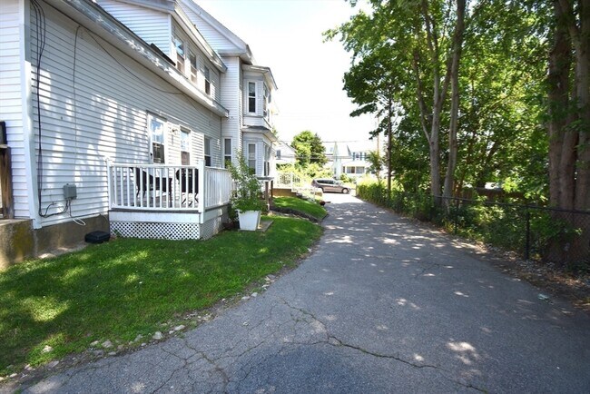 Building Photo - 272 Nahatan St
