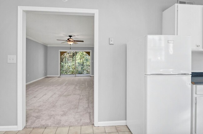 Building Photo - Beautifully Renovated 2BR/2BA with Community Pool!