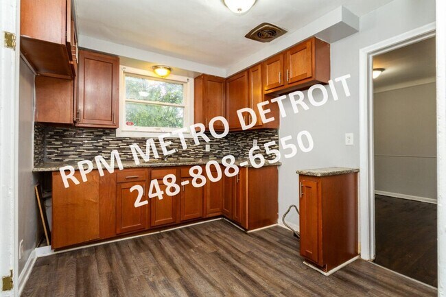 Building Photo - Traditonal 3-Bedroom Colonial Home in Detroit