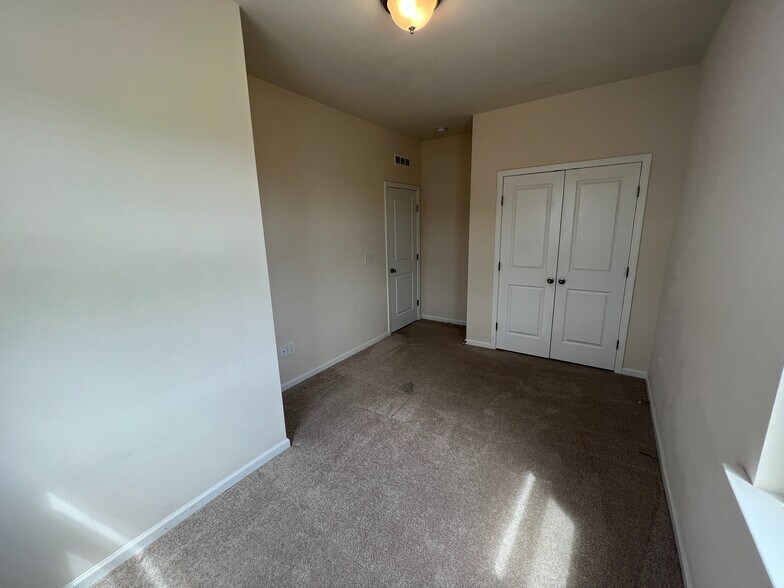 Building Photo - Room in Townhome on Chattering Lory Ln