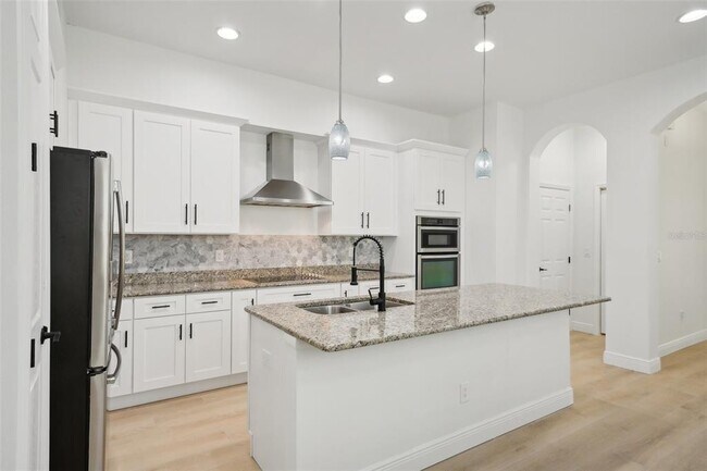 Building Photo - 307 S Arrawana Ave