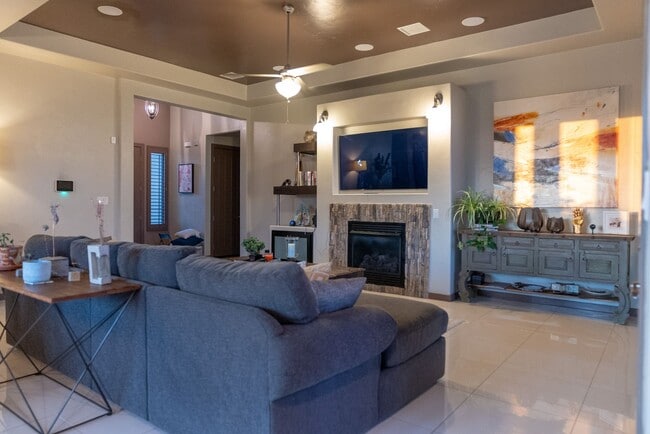 Building Photo - Stunning 4 bedroom, 2,5 bath home in West ...