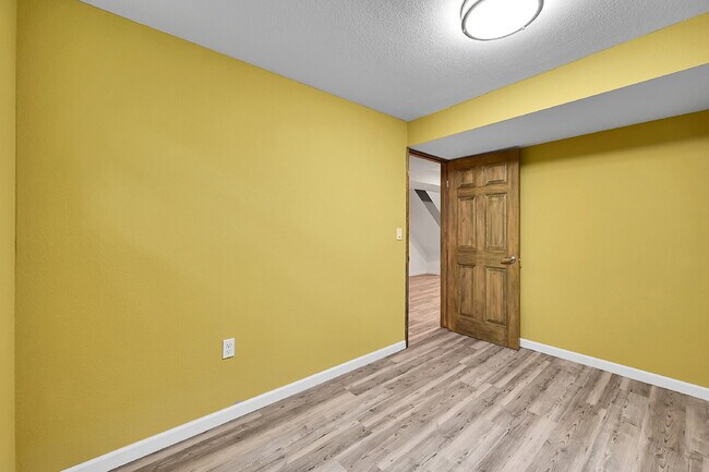 Building Photo - $2,895.00, 4 bed, 3.5 bath, located in Col...
