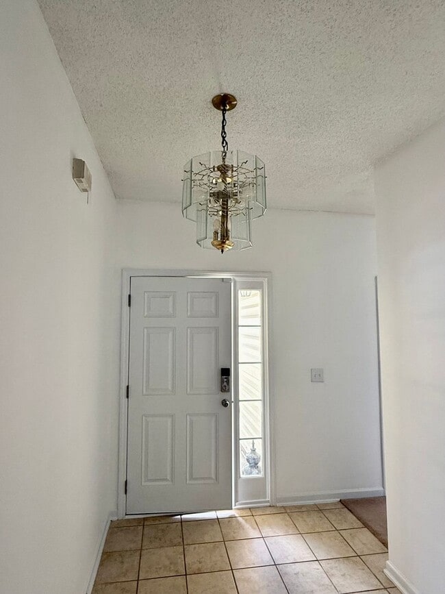 Building Photo - Three bedroom, 2 bath house in Greensboro