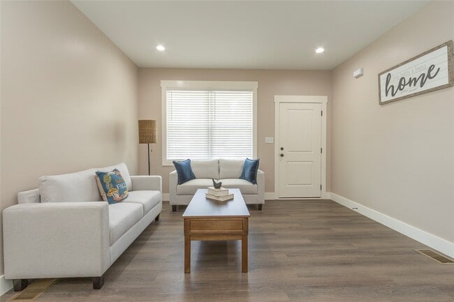 Building Photo - 413 W 2nd Ave