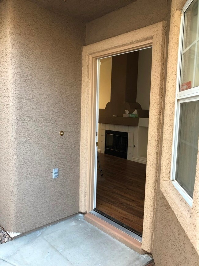 Building Photo - Beautiful Single Story Home