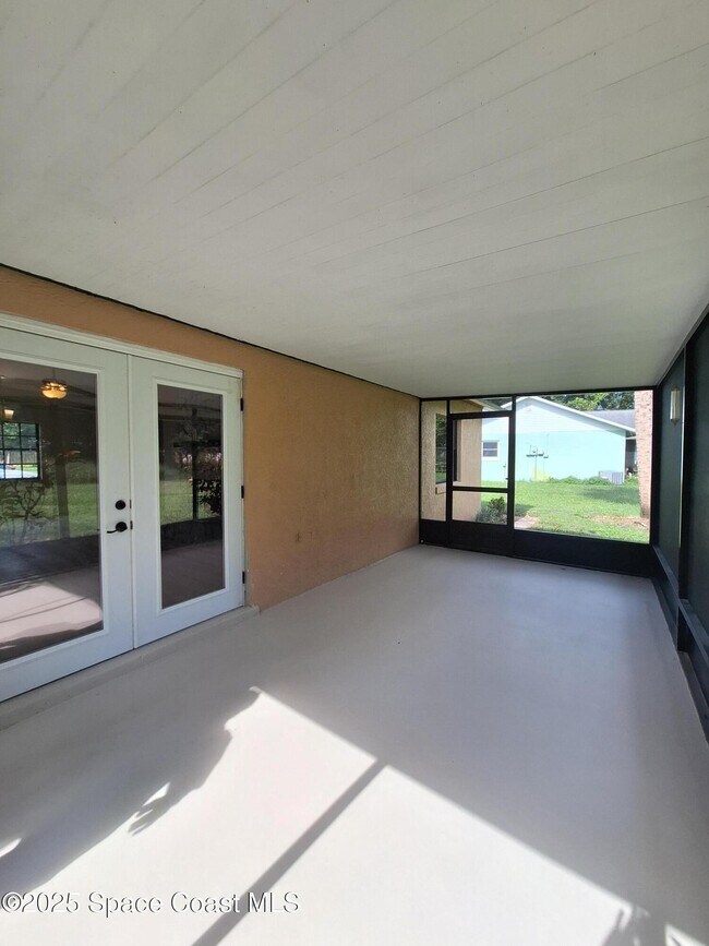 Building Photo - 4440 Sherwood Dr