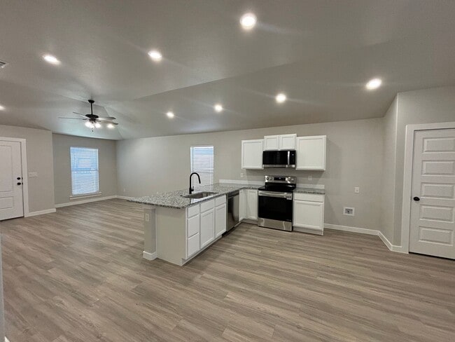 Building Photo - 3-Bedroom Home with Stylish Upgrades in Be...