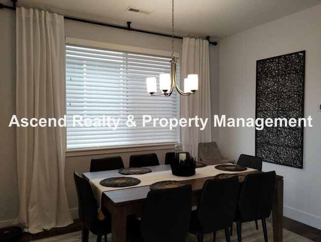 Building Photo - Like New 4 Bed Beauty Full Bed & Bath on M...