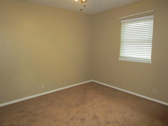 Building Photo - Move in Ready 3 or 4 bedroom