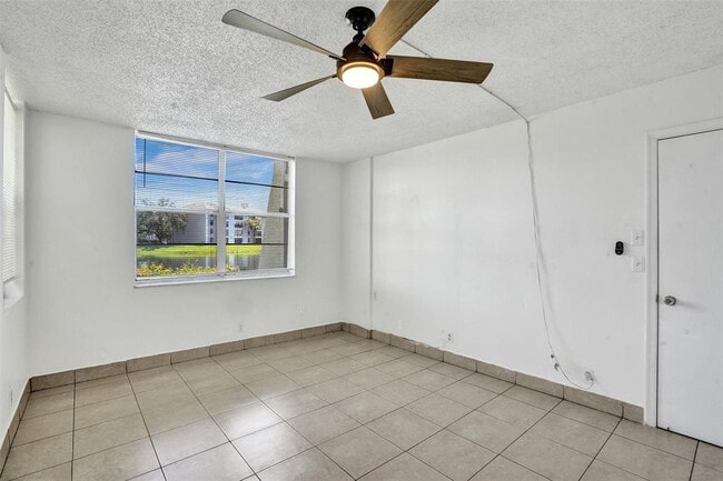 Building Photo - 9440 Poinciana Pl