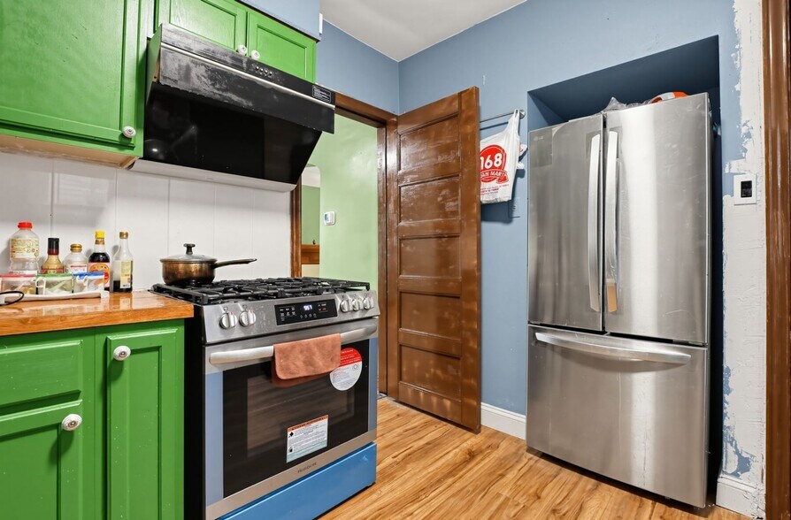 Building Photo - 884 Beaconsfield Ave
