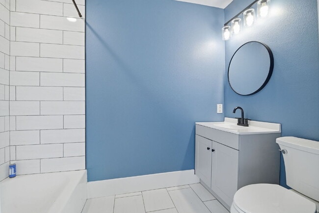 Building Photo - All-Inclusive Lakeside Living: 2BR Home with Flexible Lease Terms