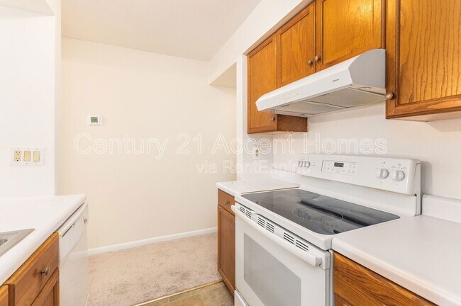 Building Photo - 5805 Royal Ridge Dr