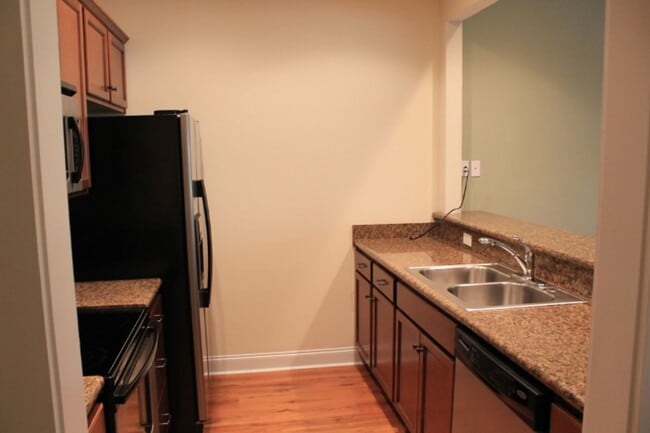 Building Photo - Two Bedroom Near Downtown Available!