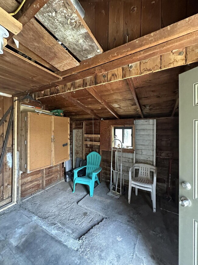 Building Photo - "Charming 2-Bedroom Retreat in the Heart of Windsor – 945 Sq. Ft. of Cozy Living!"