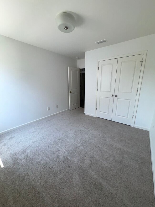 Building Photo - 3BR/2.5BA Townshoue in Mallard Creek