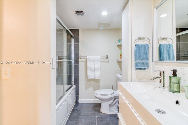 Building Photo - 3095 N Oakland Forest Dr