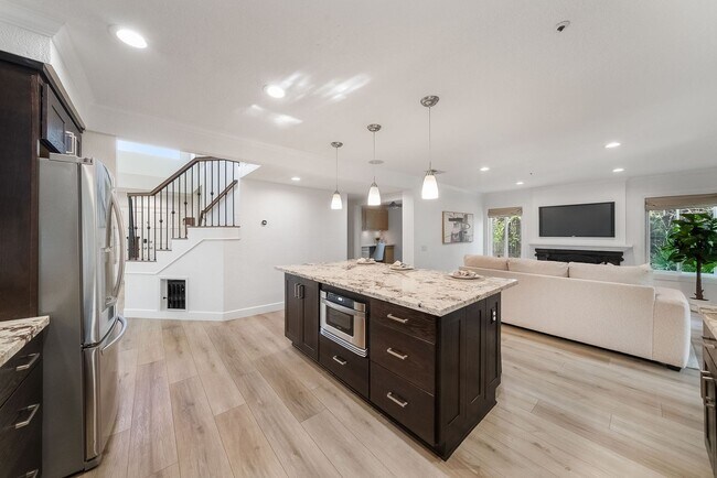 Building Photo - 1205 Cerca