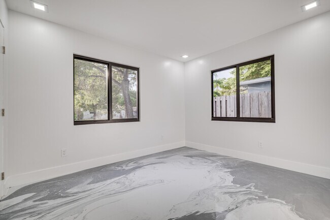 Building Photo - 1126 NW 4th Ave