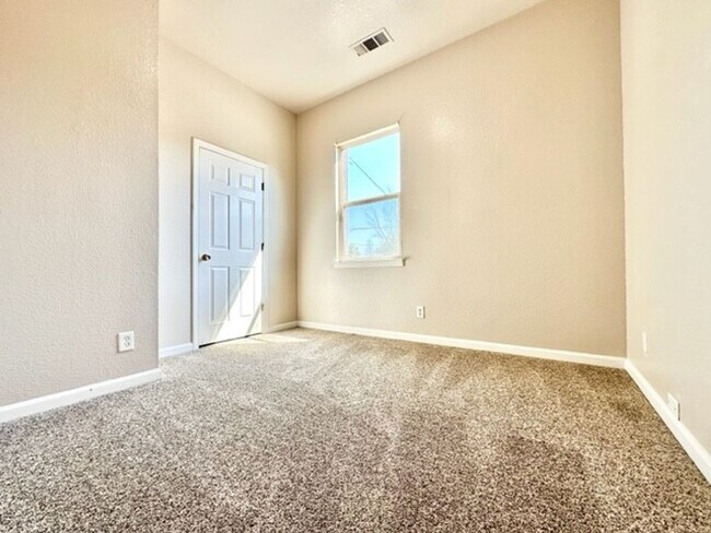 Building Photo - New Rate! Available June 2026! Plus 1/2 off 1 full month of rent! Newly updated, spacious 5 bedro...