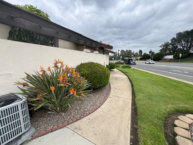 Building Photo - Beautifully Renovated 2-Bedroom Home in Tr...