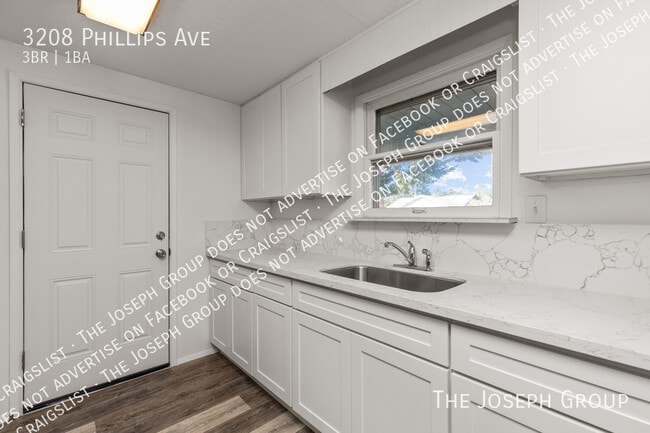 Building Photo - 3208 Phillips Ave