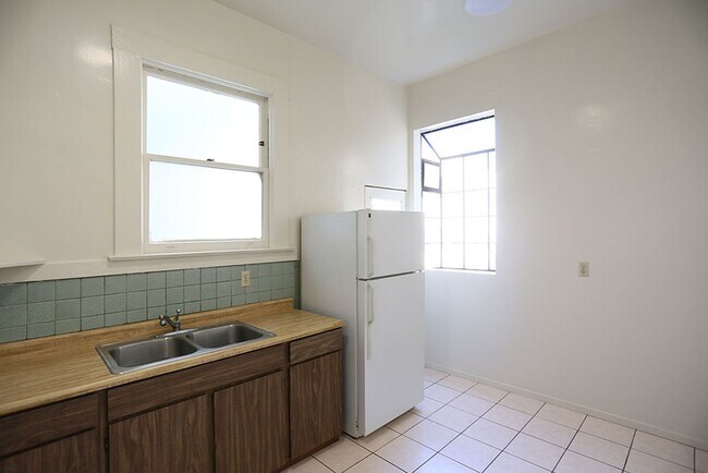 Building Photo - 614 10th Ave