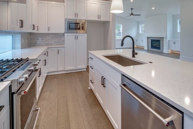 Building Photo - Spacious Westside Home with Loft and Upgra...