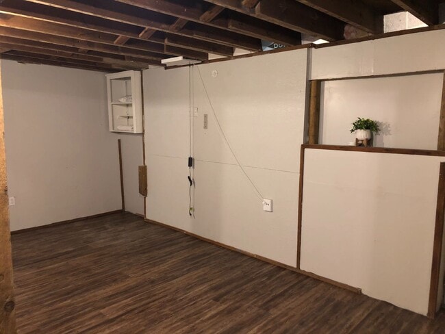 Building Photo - 1 bedroom with 1 bath with a single garage...