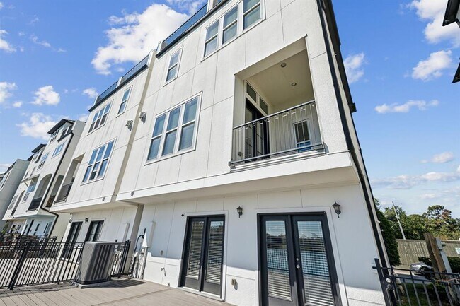 Building Photo - 2122 Lakeshore Edge Dr