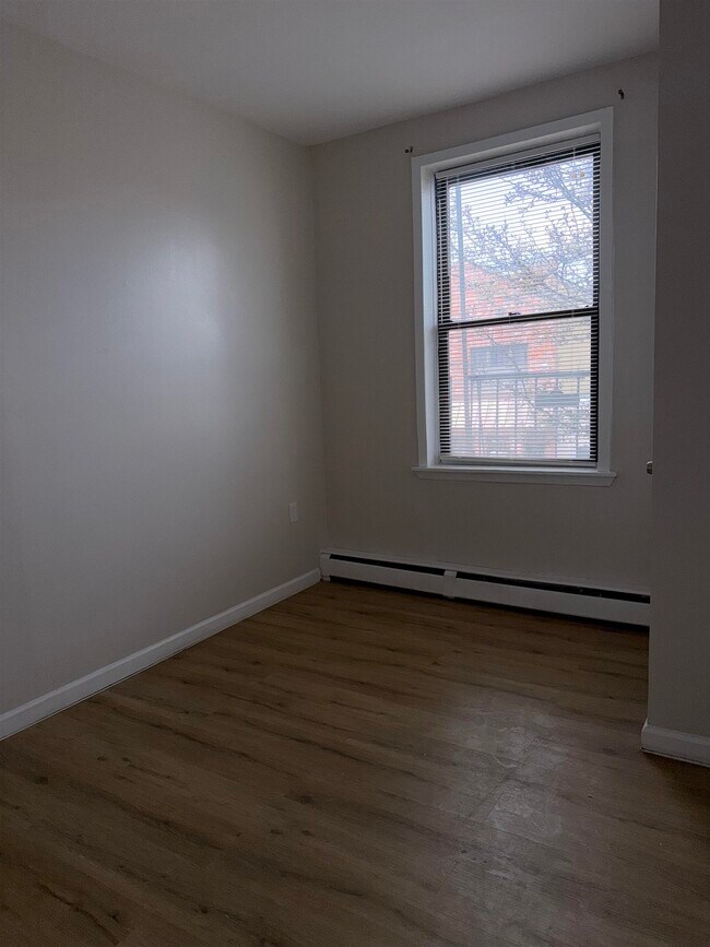 Building Photo - 998 Broadway