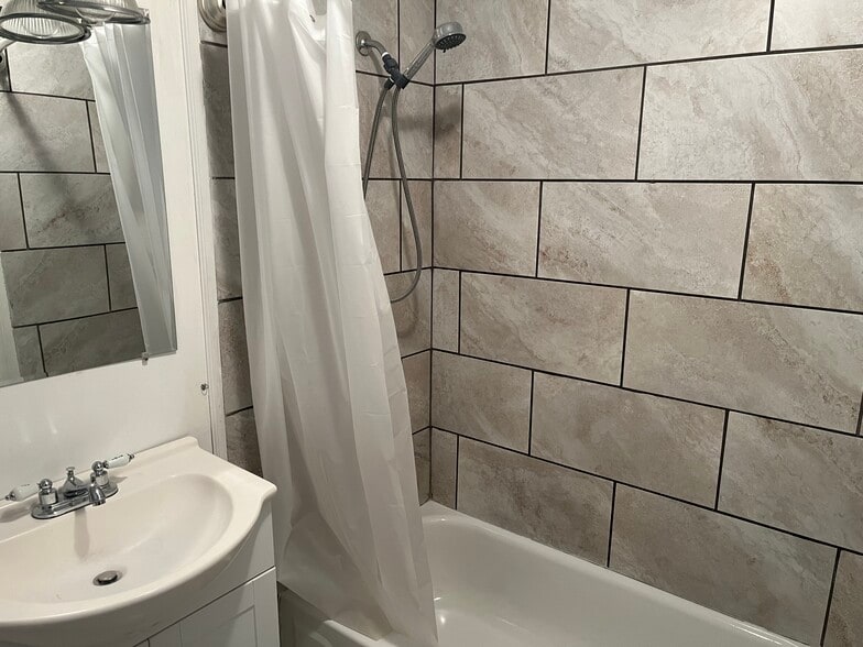 Building Photo - 143 Comfort St