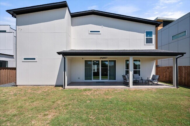 Building Photo - "Luxury 5-bedroom home offering expansive living, upscale design and seamless indoor-outdoor ente...