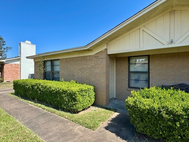 Building Photo - Duplex
