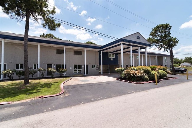 Building Photo - 9406 Redford Ave