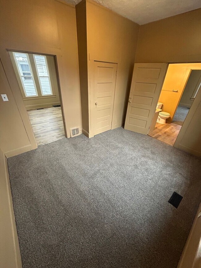 Building Photo - 606 E Riverside Dr