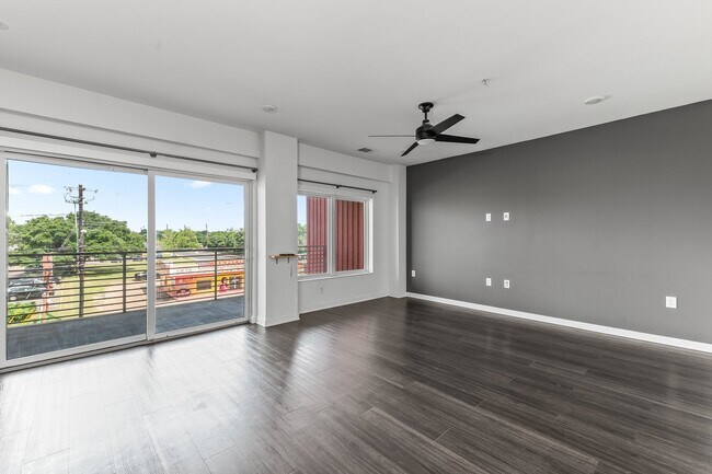 Building Photo - 4361 S Congress Ave