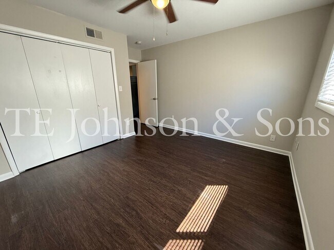 Building Photo - 1 Bedroom Minutes from The School of the Arts!
