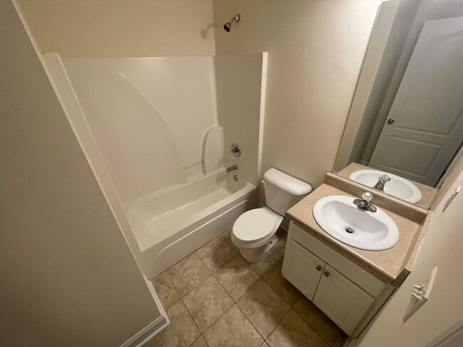 Building Photo - 5 bed, 4 bath townhome WALKING DISTANCE to Downtown & UGA campus!