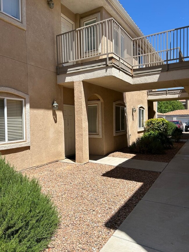 Building Photo - Charming Condo | 2 Bed / 2 Bath | Garage |...