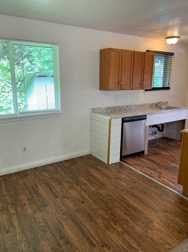 Building Photo - Shorecrest Beach Club Home- 3 bedrooms 1 b...